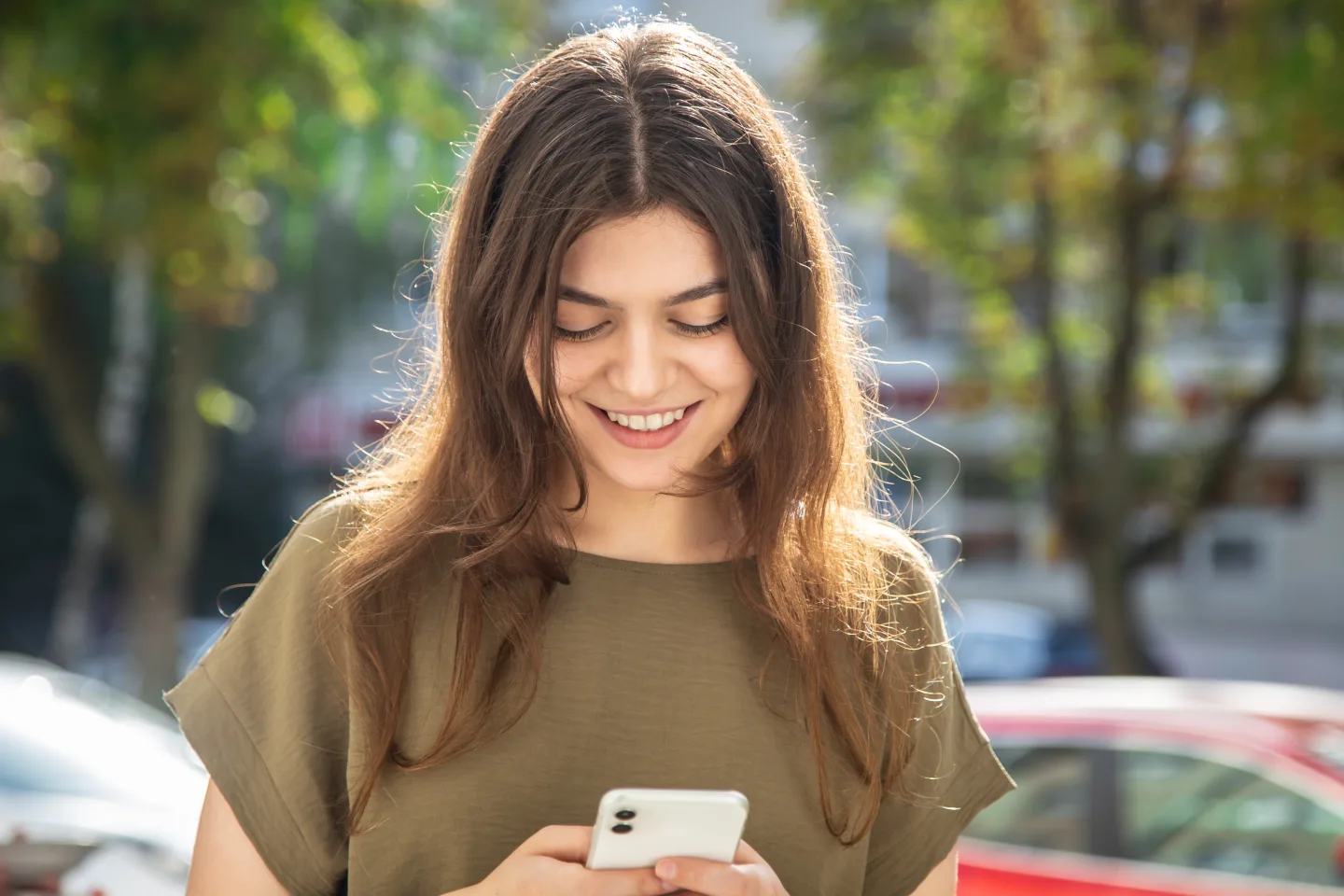 Una persona consulta lo smartphone durante la sua giornata in città