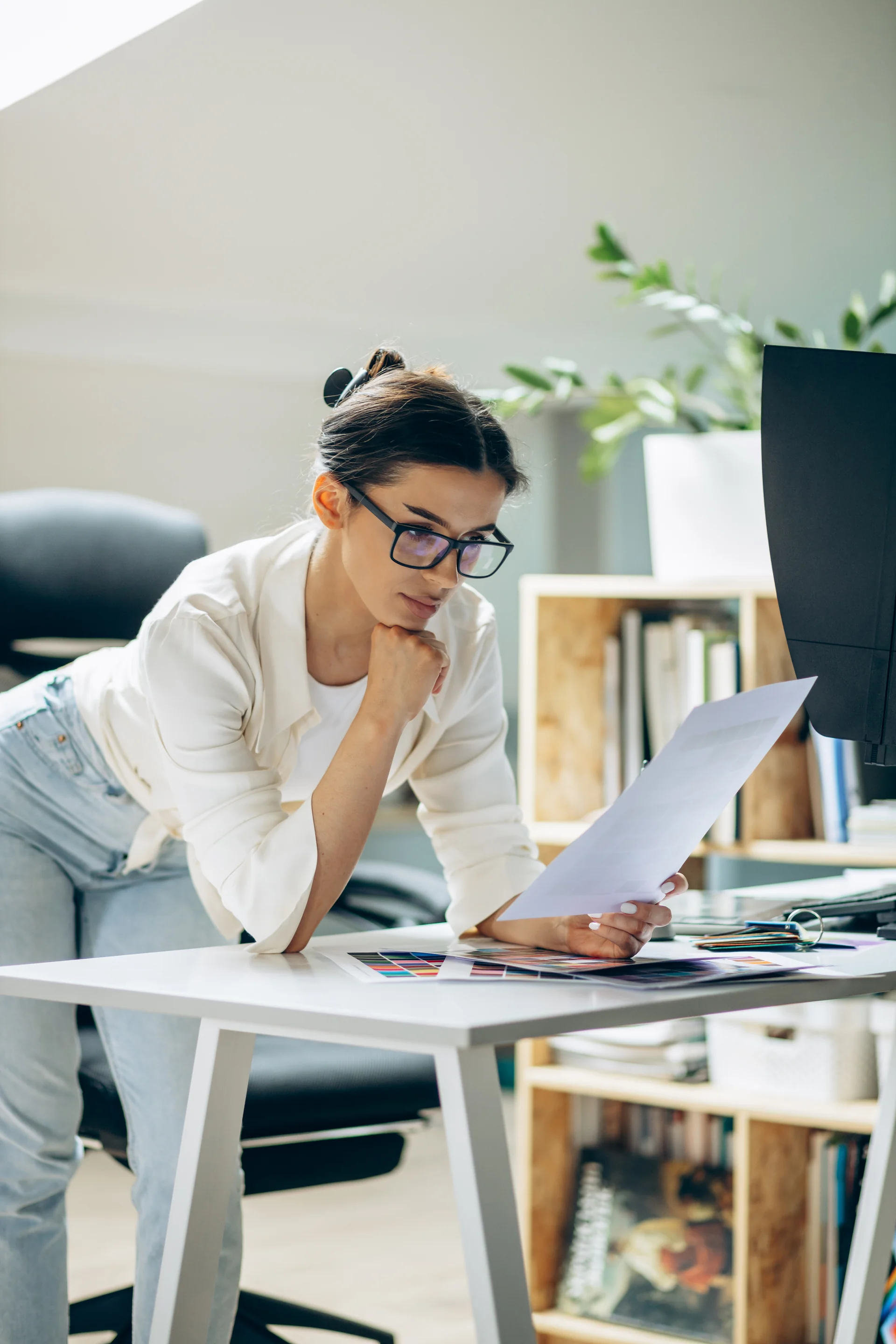 Una professionista ritrova i suoi documenti alla postazione di lavoro