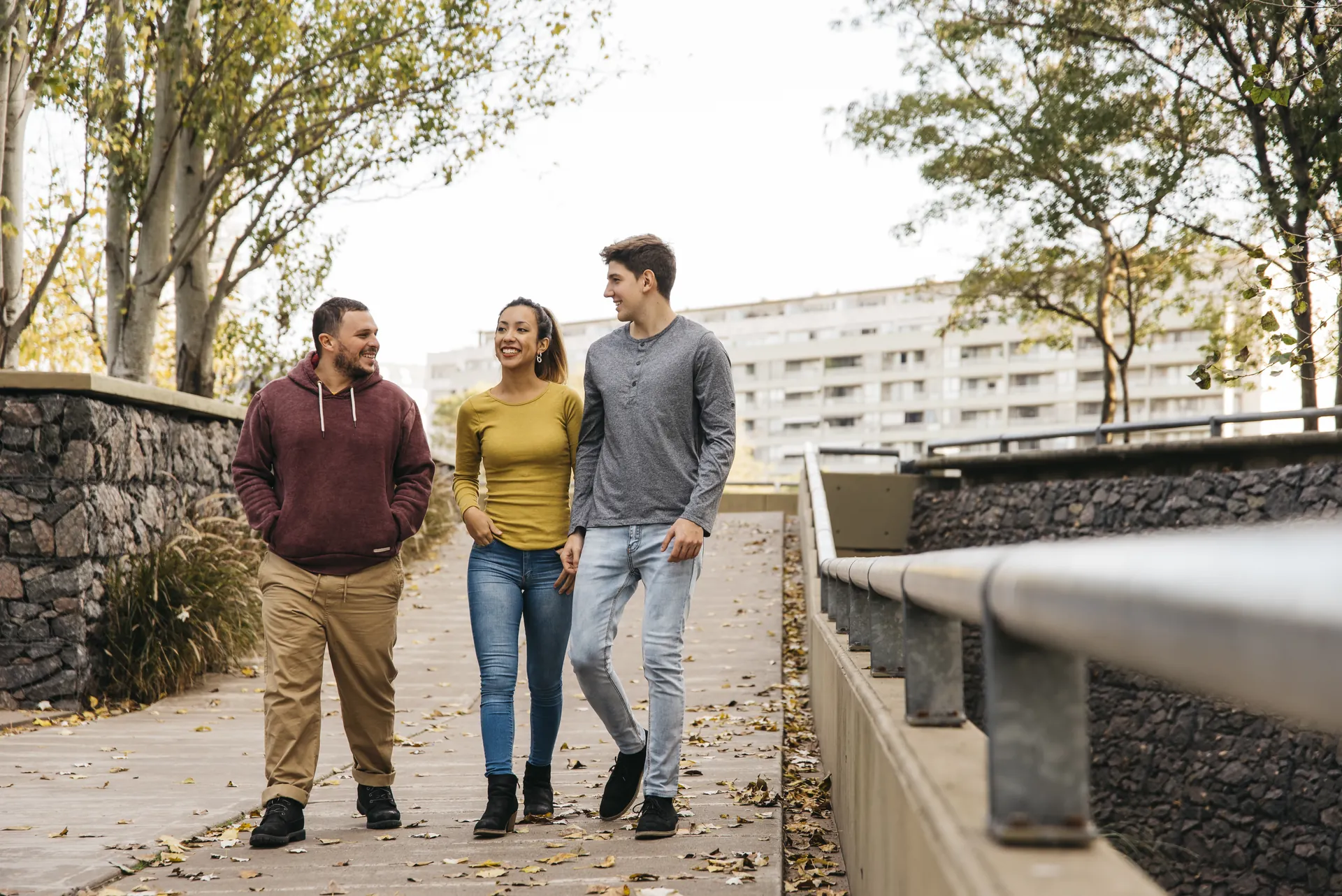 Tre amici passeggiano e parlano in città